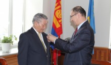 Профессор Санжаагийн Буднямыг Хөдөлмөрийн гавъяаны улаан тугийн одонгоор шагналаа