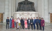 2022.06.10-ны өдрийн 2021-2022 оны хичээлийн жилд МУИС-ийн ШУС-ийн ХУС-ын Монгол Хэлний Бэлтгэл хөтөлбөрийг амжилттай дүүргэсэн гадаад оюутнуудын гэрчилгээ гардуулах ёслол боллоо.