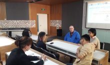 МУИС-д суралцаж буй хөгжлийн бэрхшээлтэй суралцагчдын төлөөлөл Зочин профессор Нийл Дачактай уулзлаа